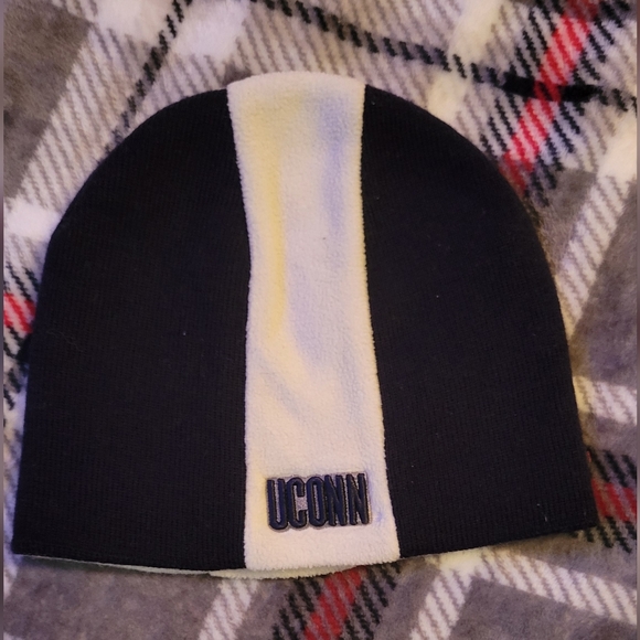 Vintage UConn Huskies Beanie - Picture 2 of 5